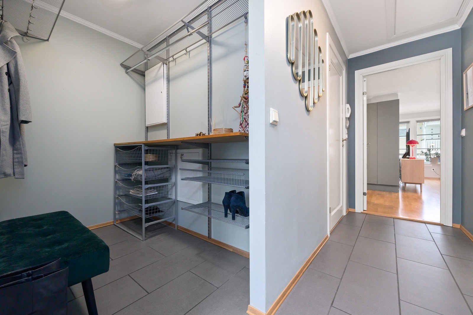 Her er det god plass til oppbevaring av tøy og sko, i tillegg er det montert en romslig garderobeløsning. Varmekabler i entre. Galleribilde