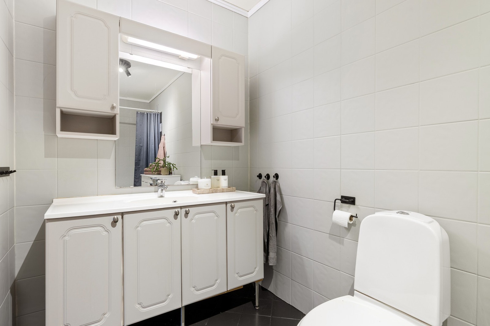 Flislagt bad med varmekabler i gulvet. Galleribilde