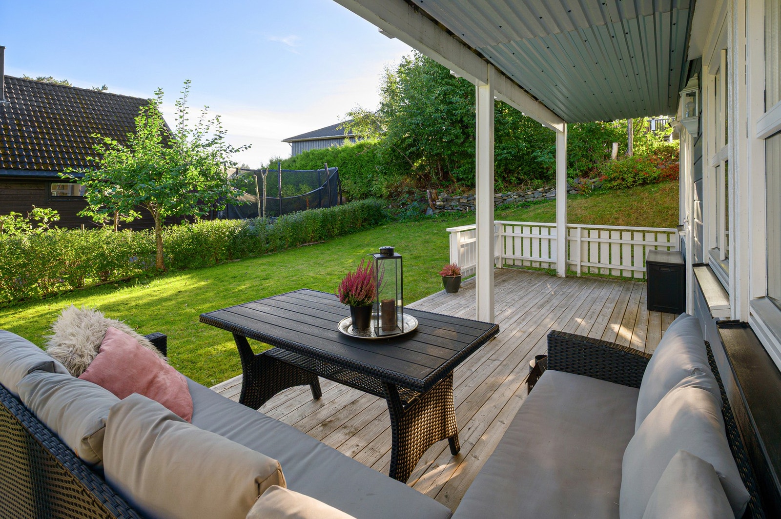 Stor og overbygd terrasse på 38 kvm med god plass til sittegruppe. Galleribilde