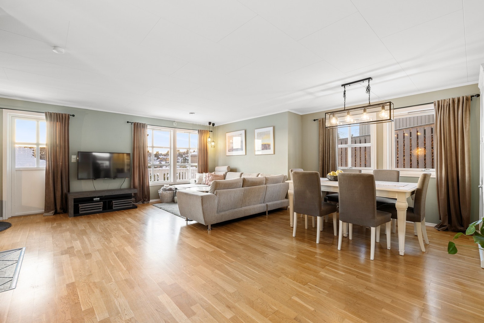 Stor og gjennomlys stue på hele 44 kvm. Galleribilde