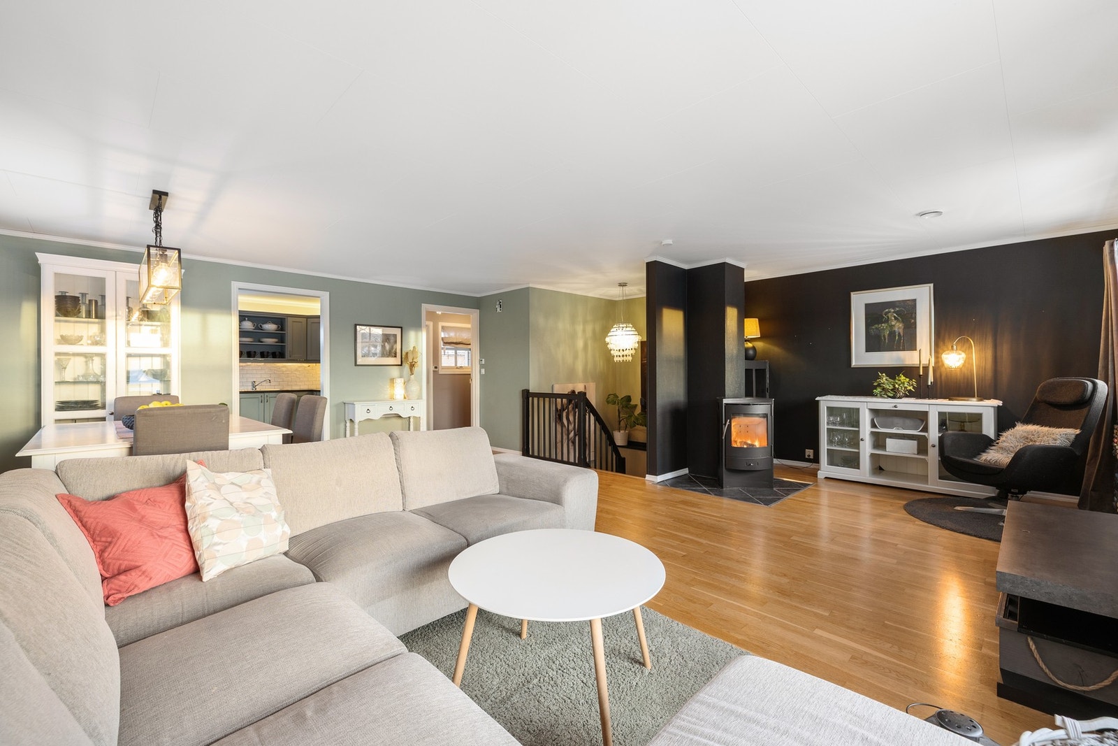 Stuen har en fin utforming med god plass til å møblere i flere soner. Galleribilde