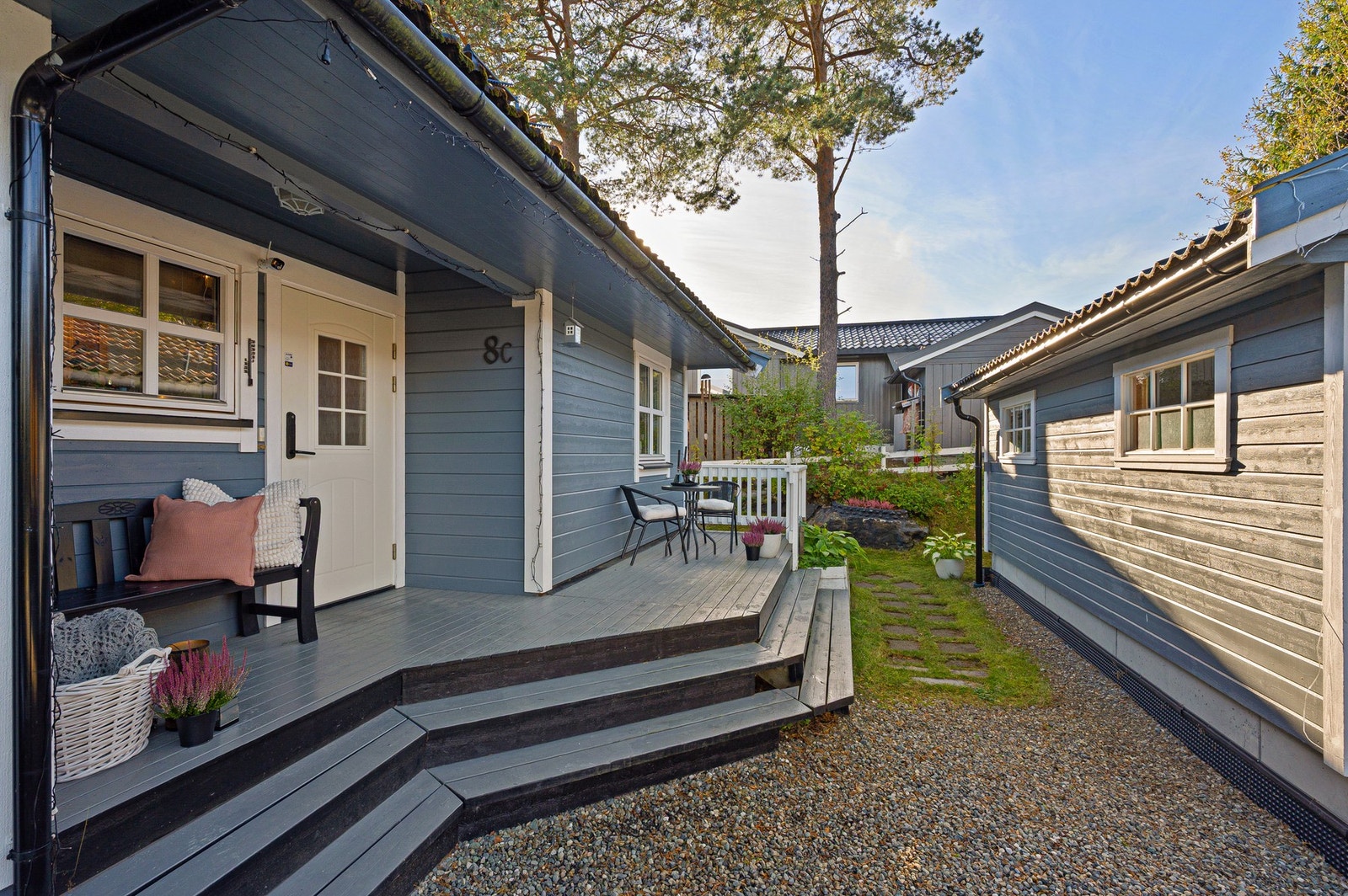 Overbygd inngangsparti med en hyggelig sitteplass. Galleribilde