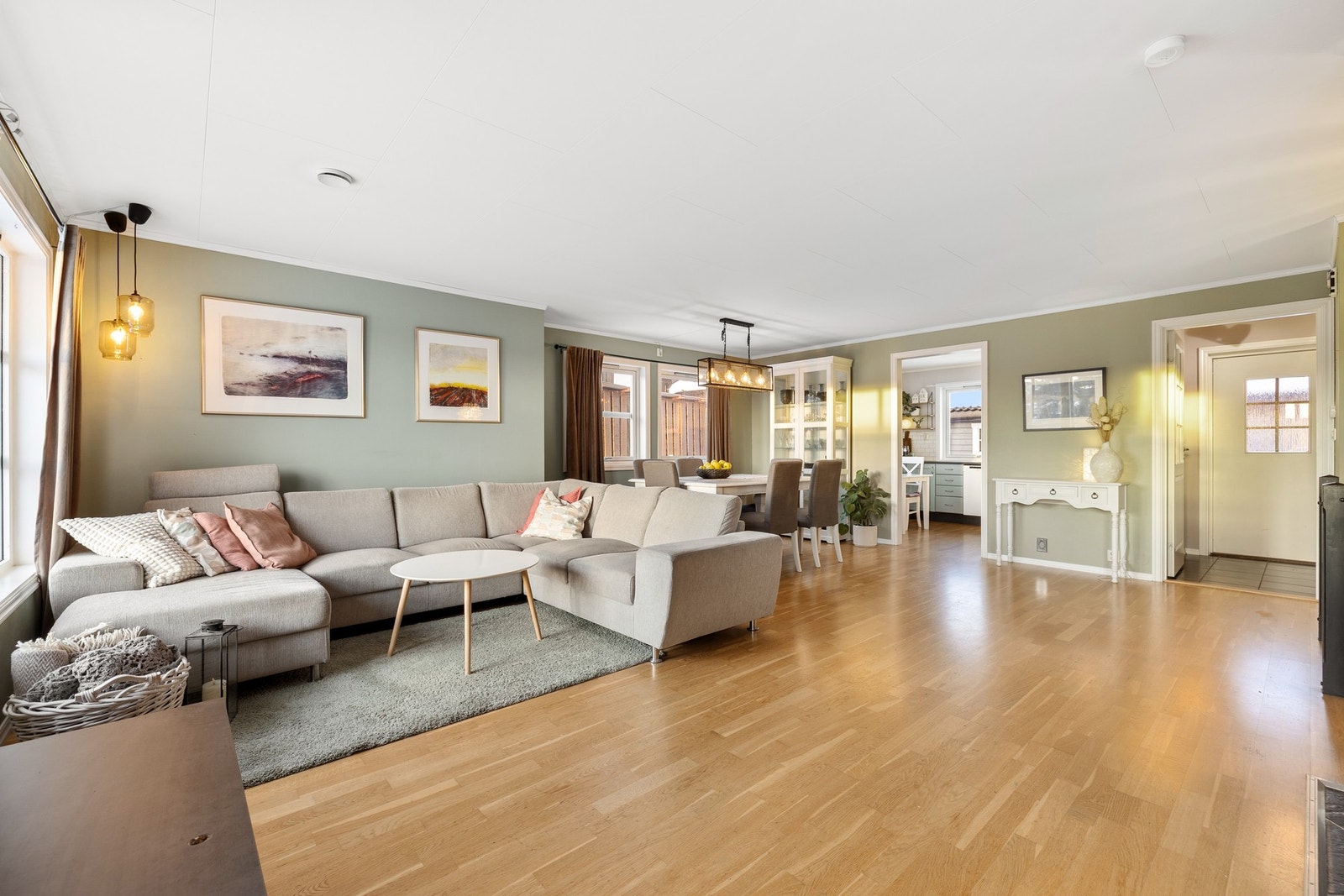 Her får du en god og luftig atmosfære med rikelig lysinnslipp fra flere sider av rommet. Galleribilde