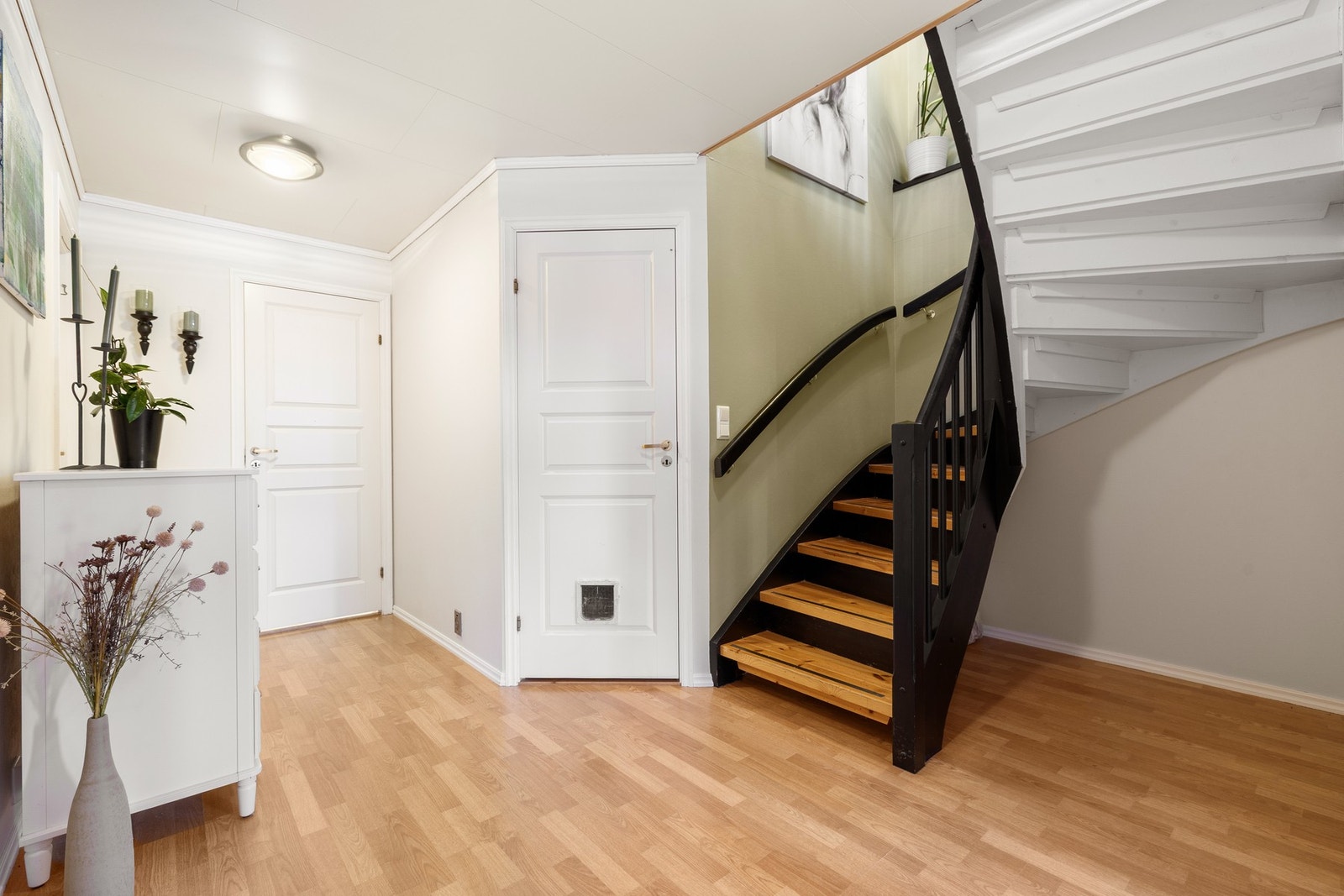 Nede i boligens underetasje er det tre soverom, vaskerom, bad og bodplass. Galleribilde