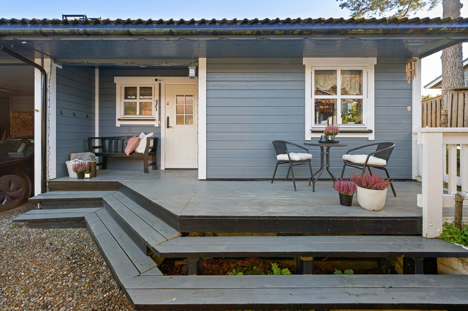 Overbygd inngangsparti med en hyggelig sitteplass. Galleribilde