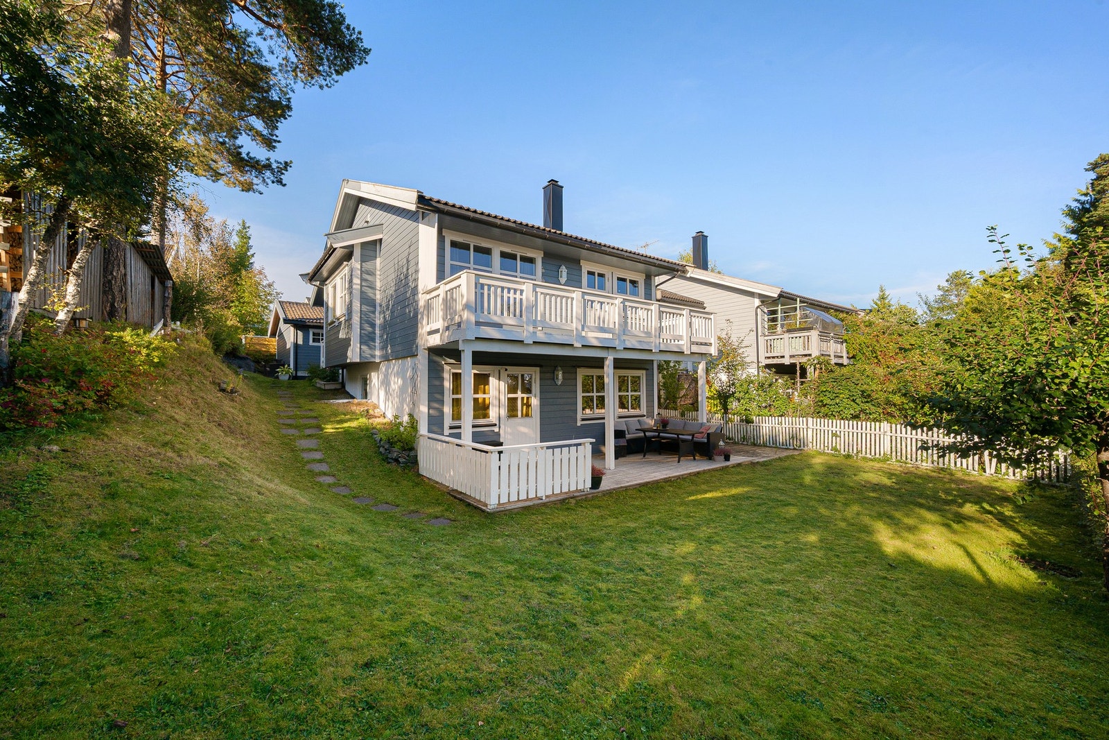 En vertikaldelt tomannsbolig med svært attraktiv og barnevennlig beliggenhet på Ugla. Galleribilde