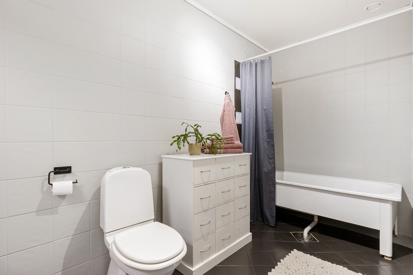 Badet er innredet med toalett, servant med god lagringsplass og badekar. Galleribilde