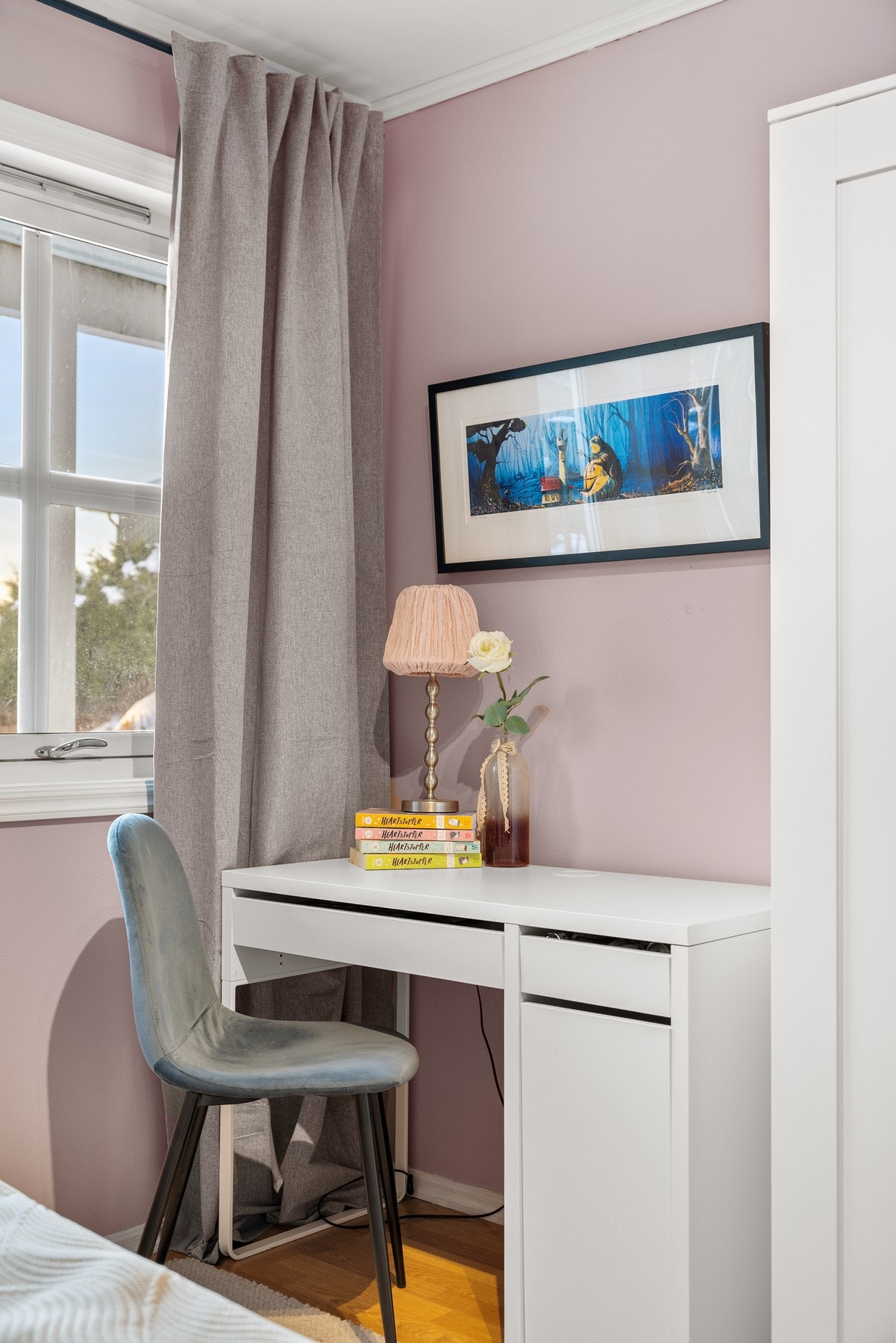 Rommet har plass til både seng, skrivebord og klesskap. Galleribilde