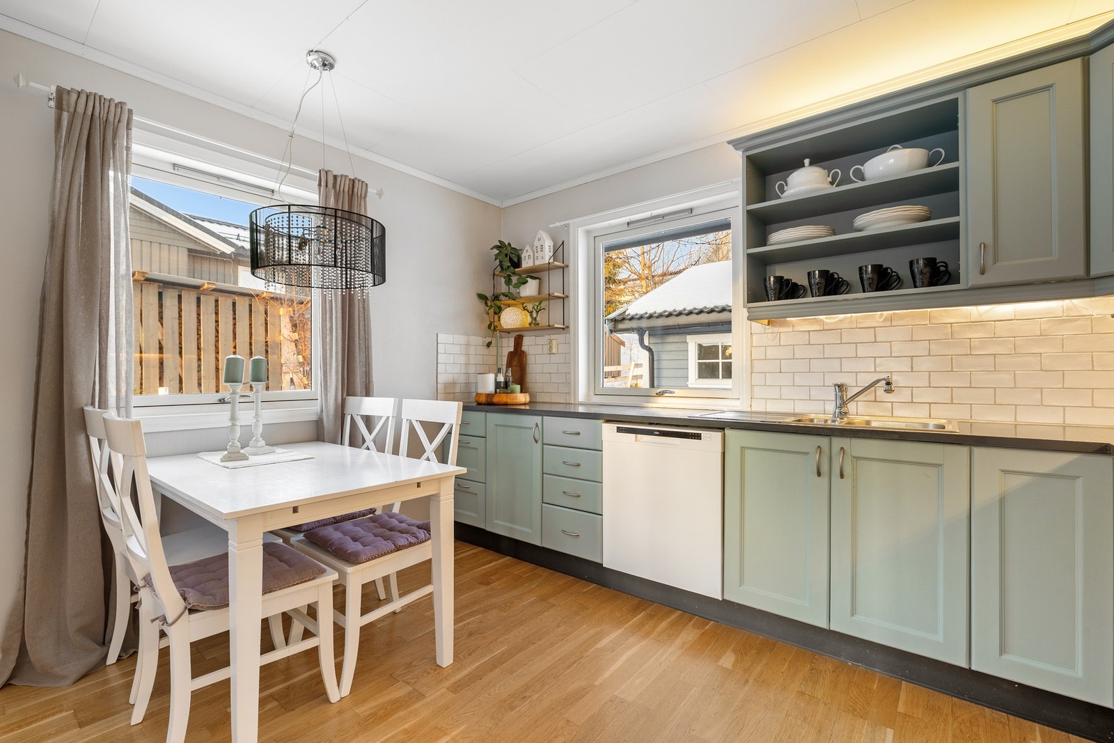 Kjøkkenet har gode arbeidsflater og fint utsyn fra vinduet. Galleribilde