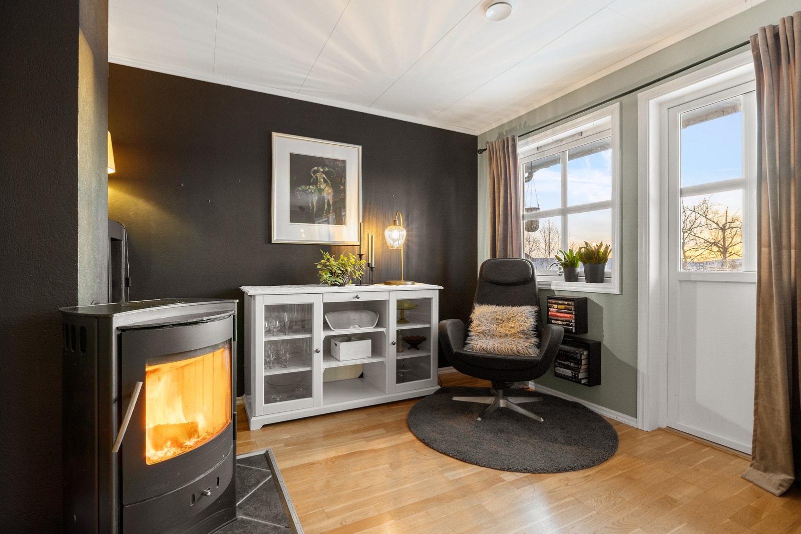 En moderne vedovn bidrar til god varme i stuen og reduserer strømkostnadene i vinterhalvåret. Galleribilde