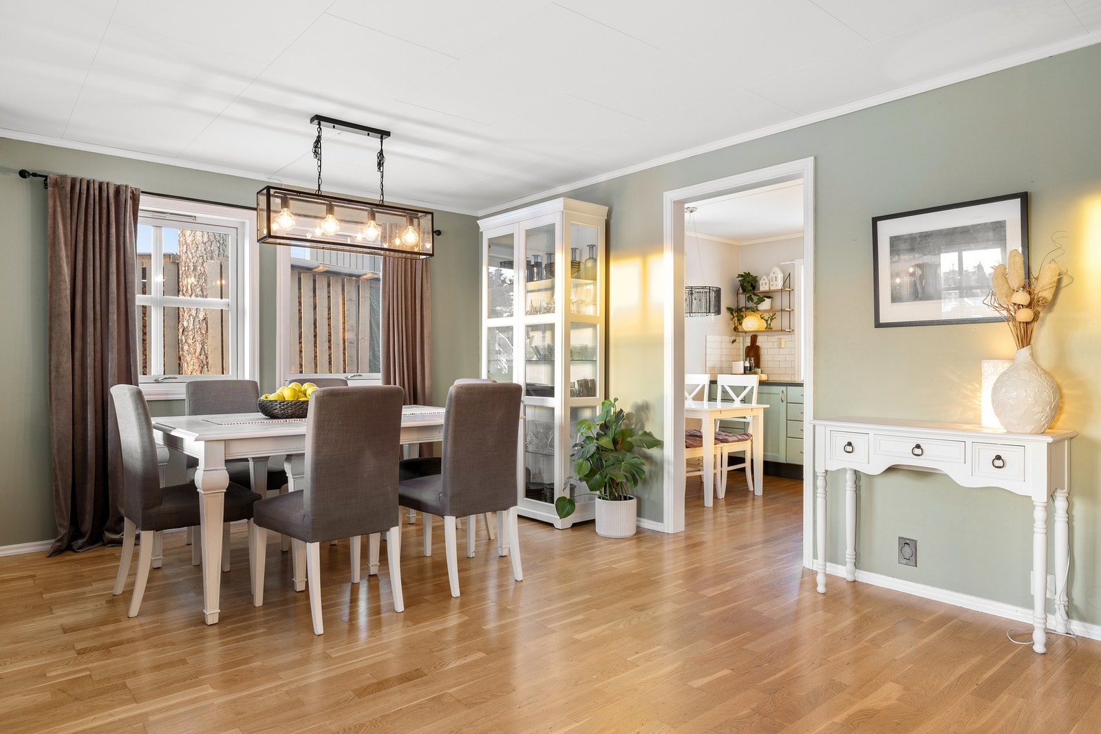 Hyggelig spisestue i forbindelse med kjøkkenet. Galleribilde