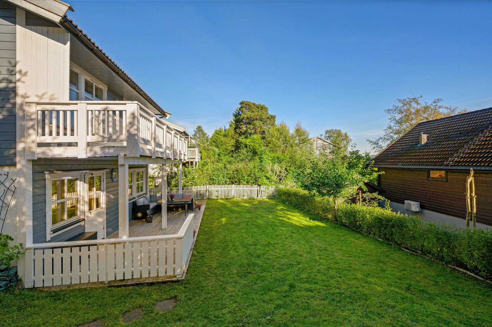 Tomannsboligen har egen tomt. Tomtegrensen går rett gjennom bygningen og videre gjennom tomten. Galleribilde