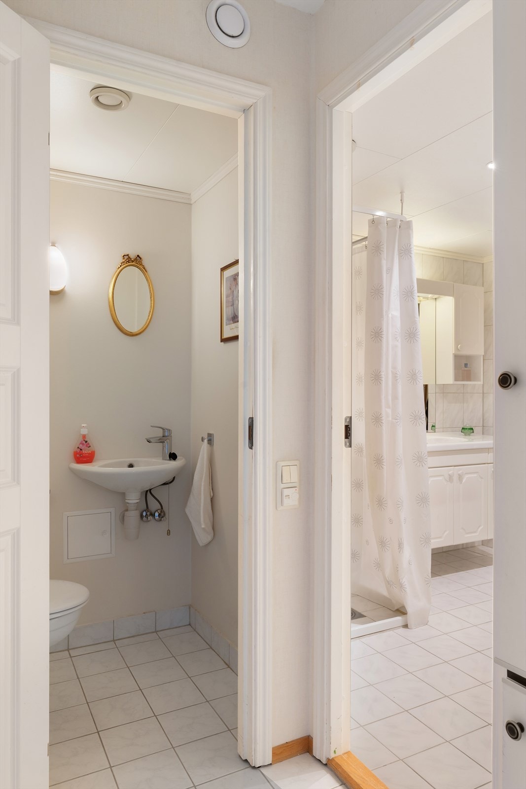 Adskilt toalettrom fra badet Galleribilde