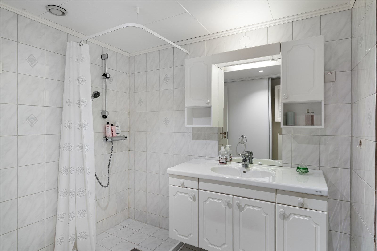 Helfliset bad med dusjsone, og vask i møbel Galleribilde