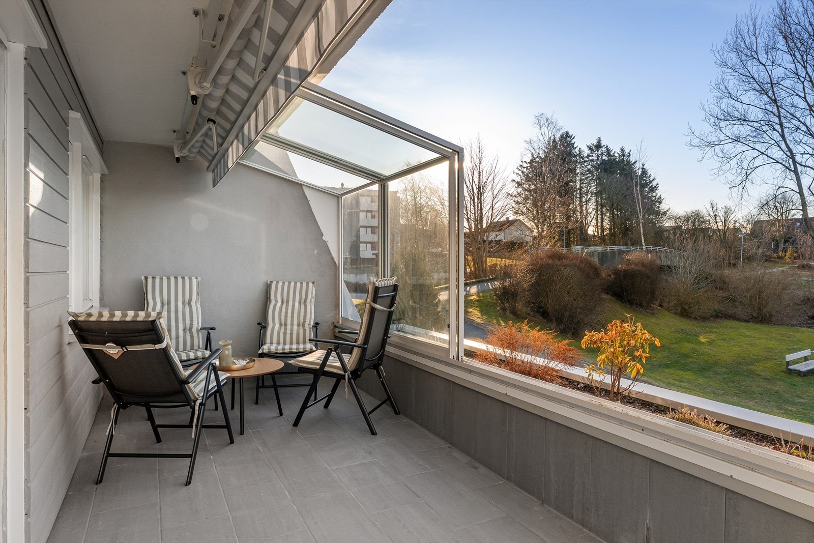 Koselig innglasset balkong Galleribilde