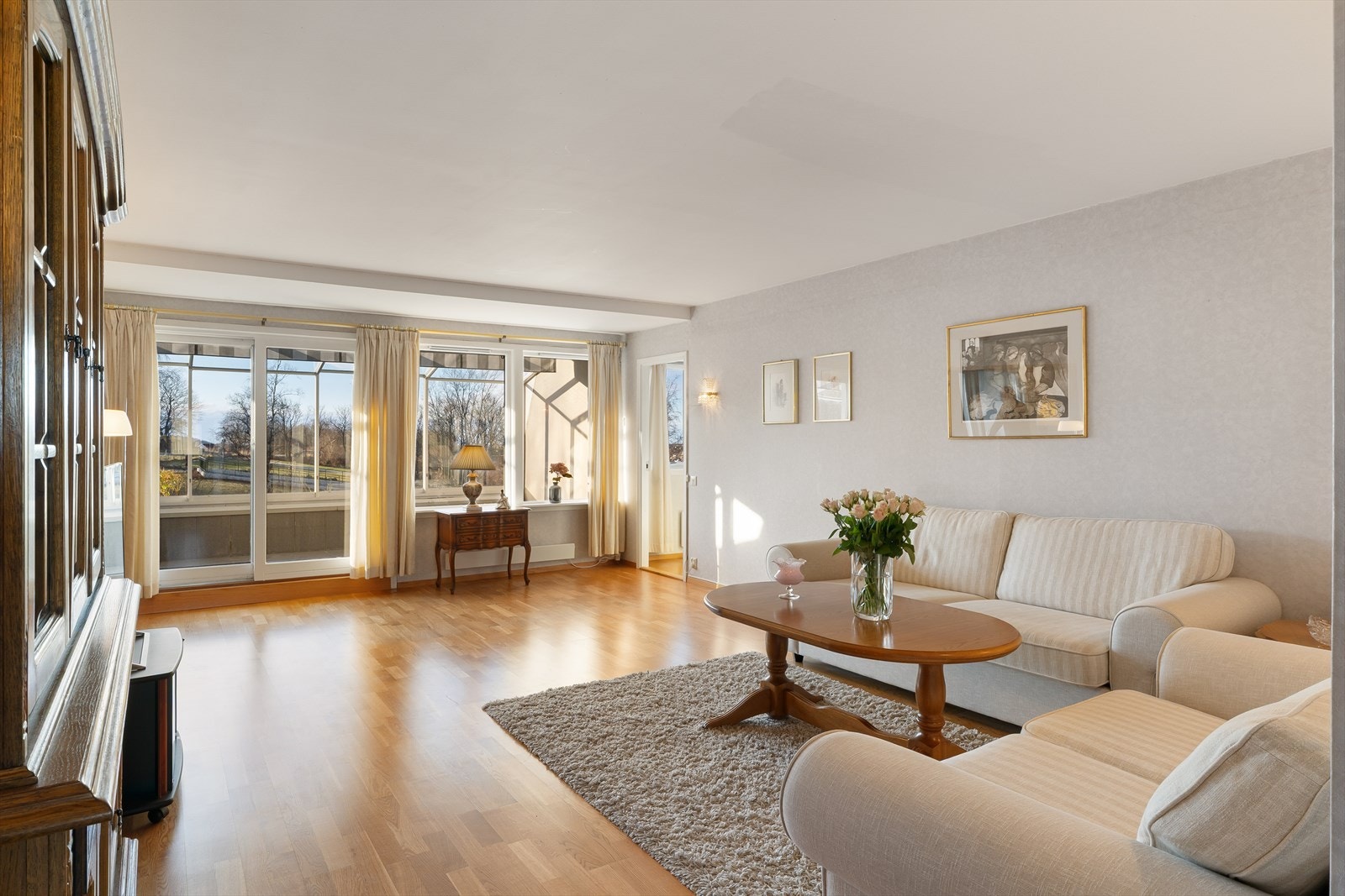 Skyvedører ut til solfylt, innglasset balkong Galleribilde