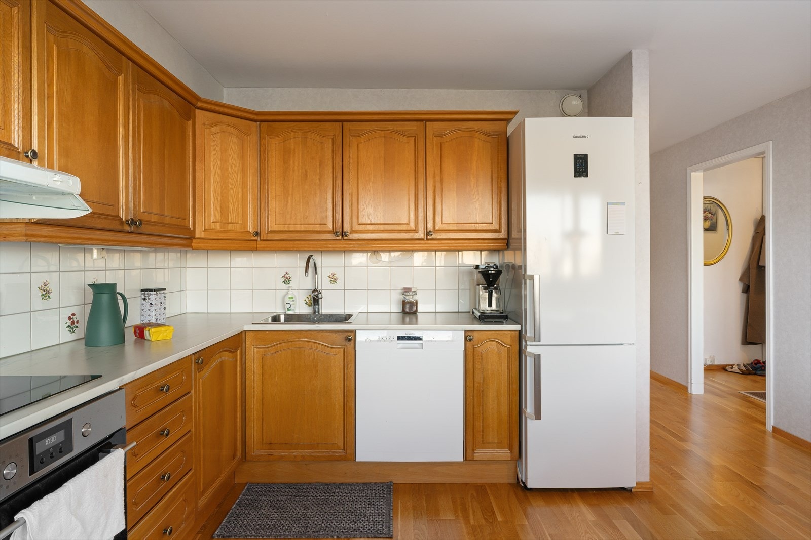 Kjøkken med fronter i treutførelse Galleribilde