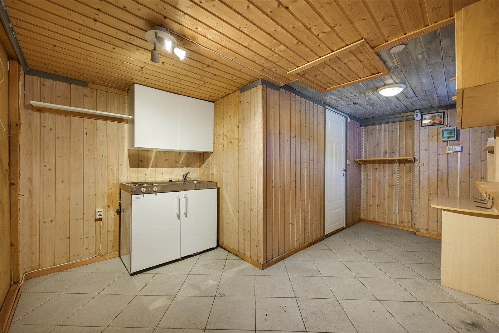 Innholdsrik sidebygning med boder (ikke godkjent til beboelse). Galleribilde