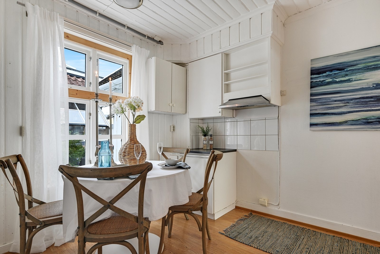 Kjøkken med plass til komfyr, med avtrekksvifte. Galleribilde