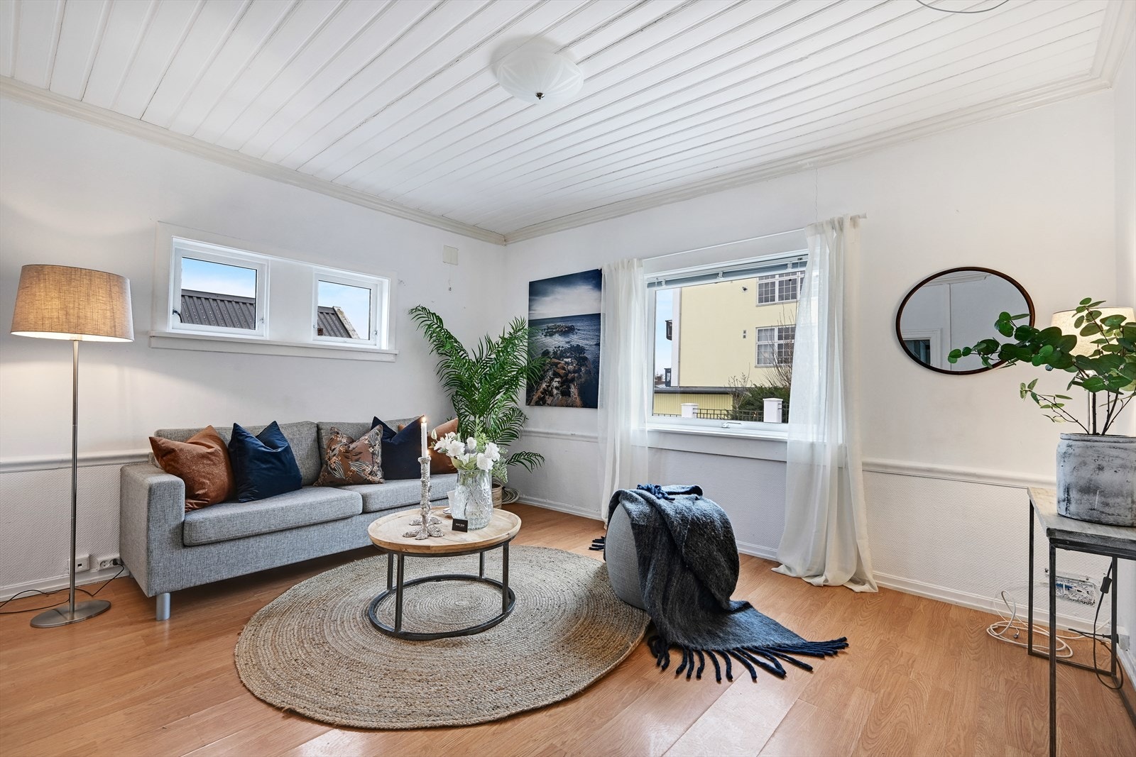 Stue med vinduer på to sider gir godt med lys. Galleribilde