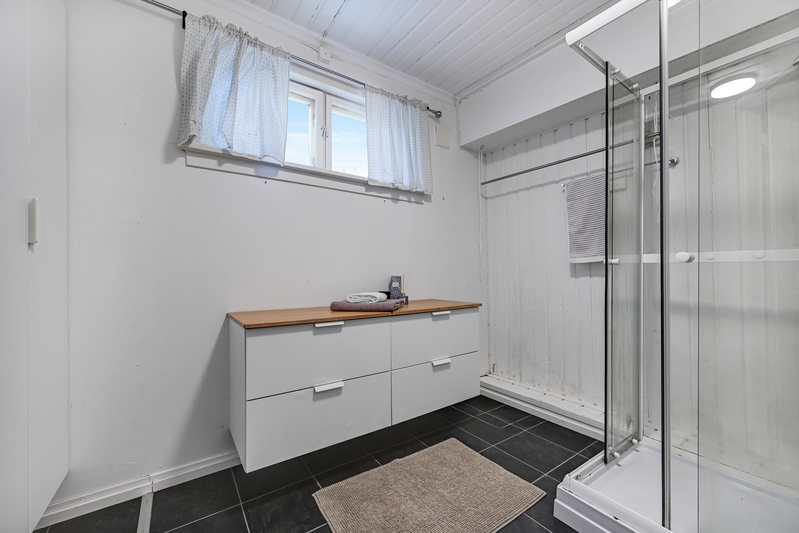 Bad med dusjkabinett. Galleribilde