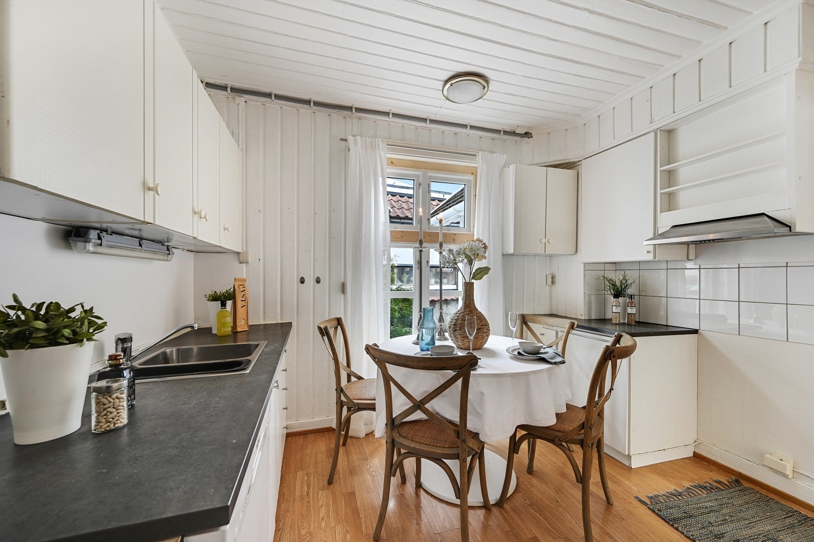 Kjøkken med plass til komfyr. Galleribilde