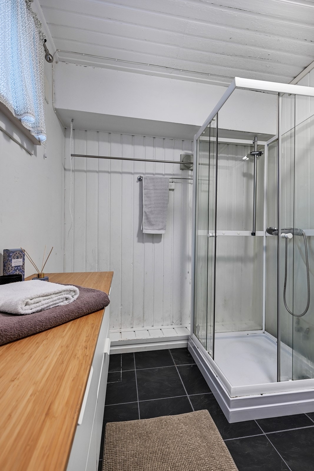 Bad med dusjkabinett. Galleribilde