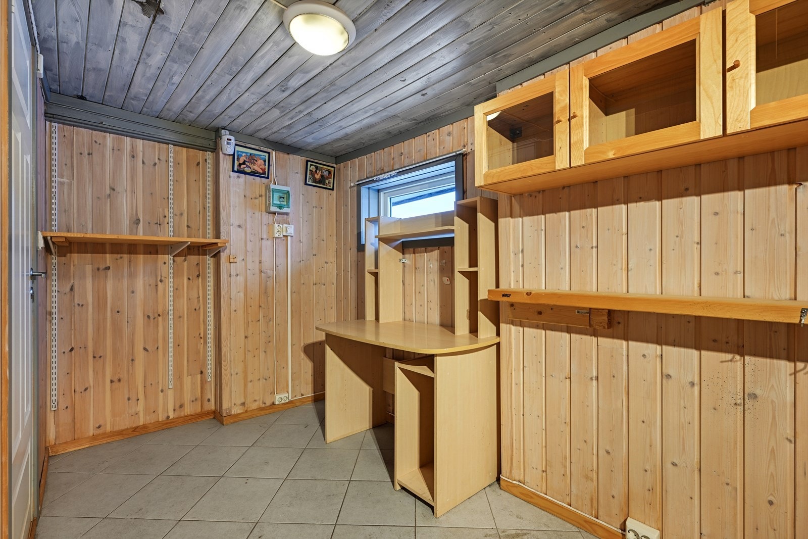 Innholdsrik sidebygning med boder (ikke godkjent til beboelse). Galleribilde