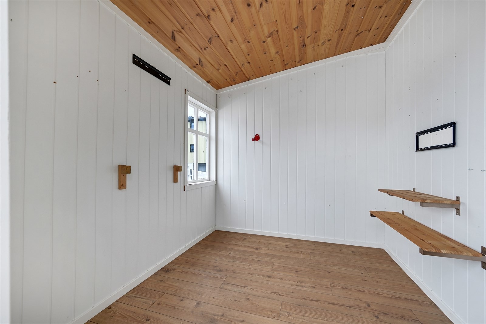 Innholdsrik sidebygning med boder (ikke godkjent til beboelse). Galleribilde