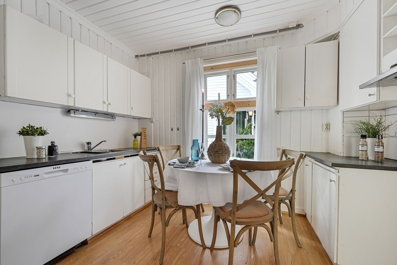 Kjøkken med oppvaskmaskin som medfølger. Galleribilde