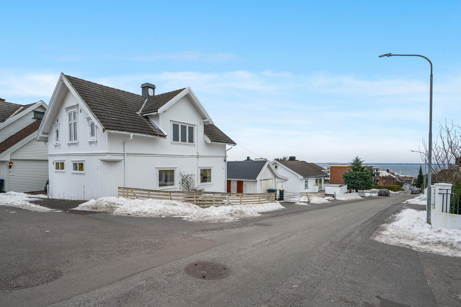 Beliggende på hjørnetomt med sjøgløtt. Galleribilde