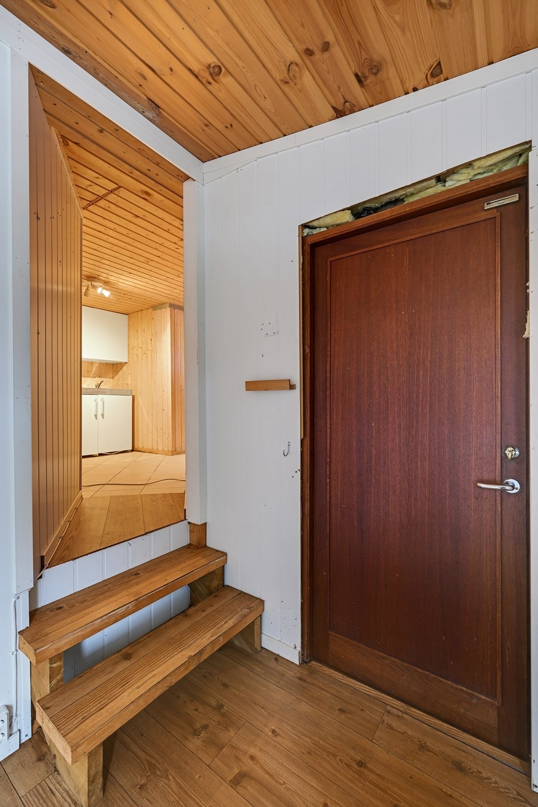 Innholdsrik sidebygning med boder (ikke godkjent til beboelse). Galleribilde