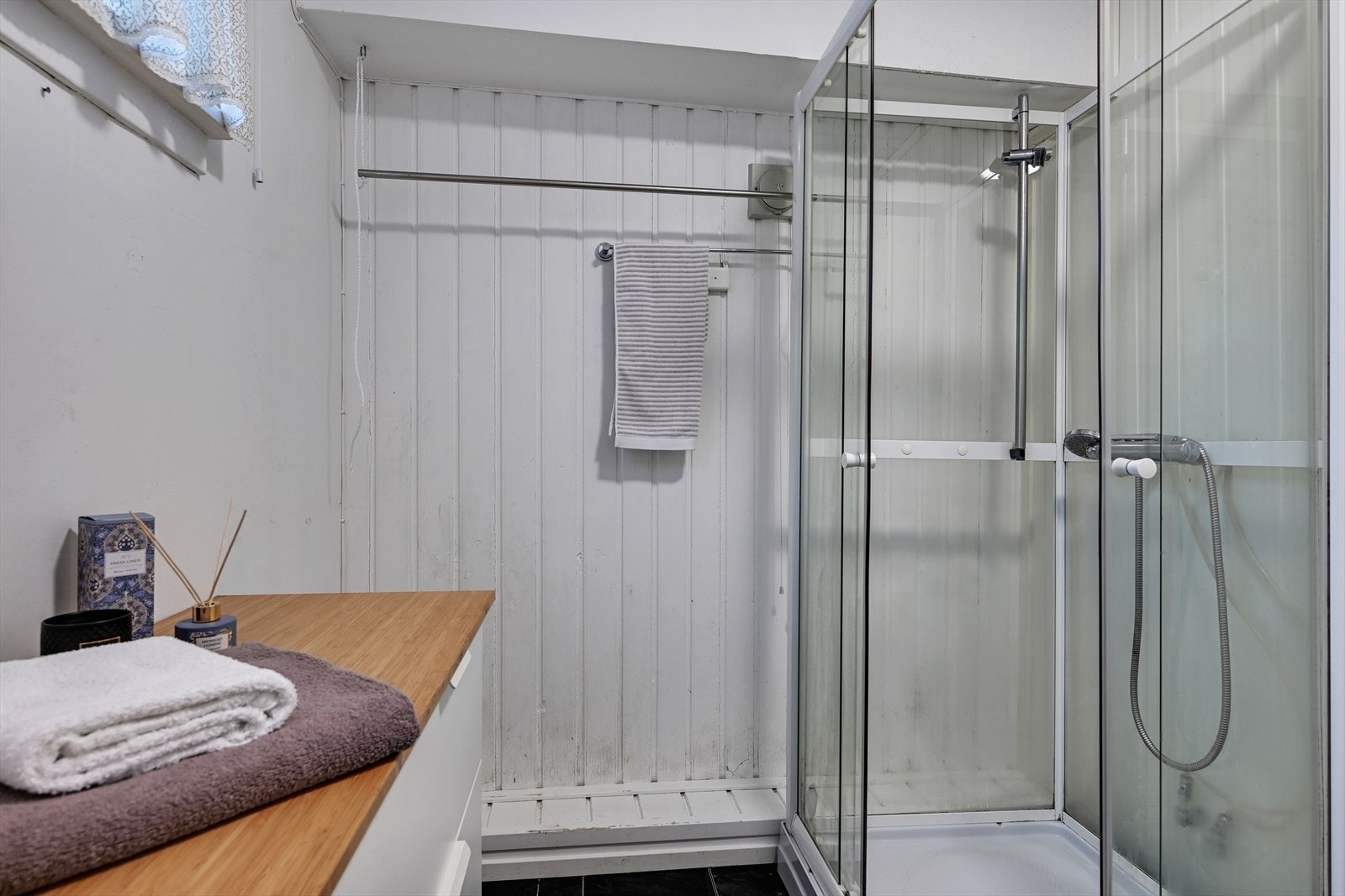 Bad med dusjkabinett. Galleribilde