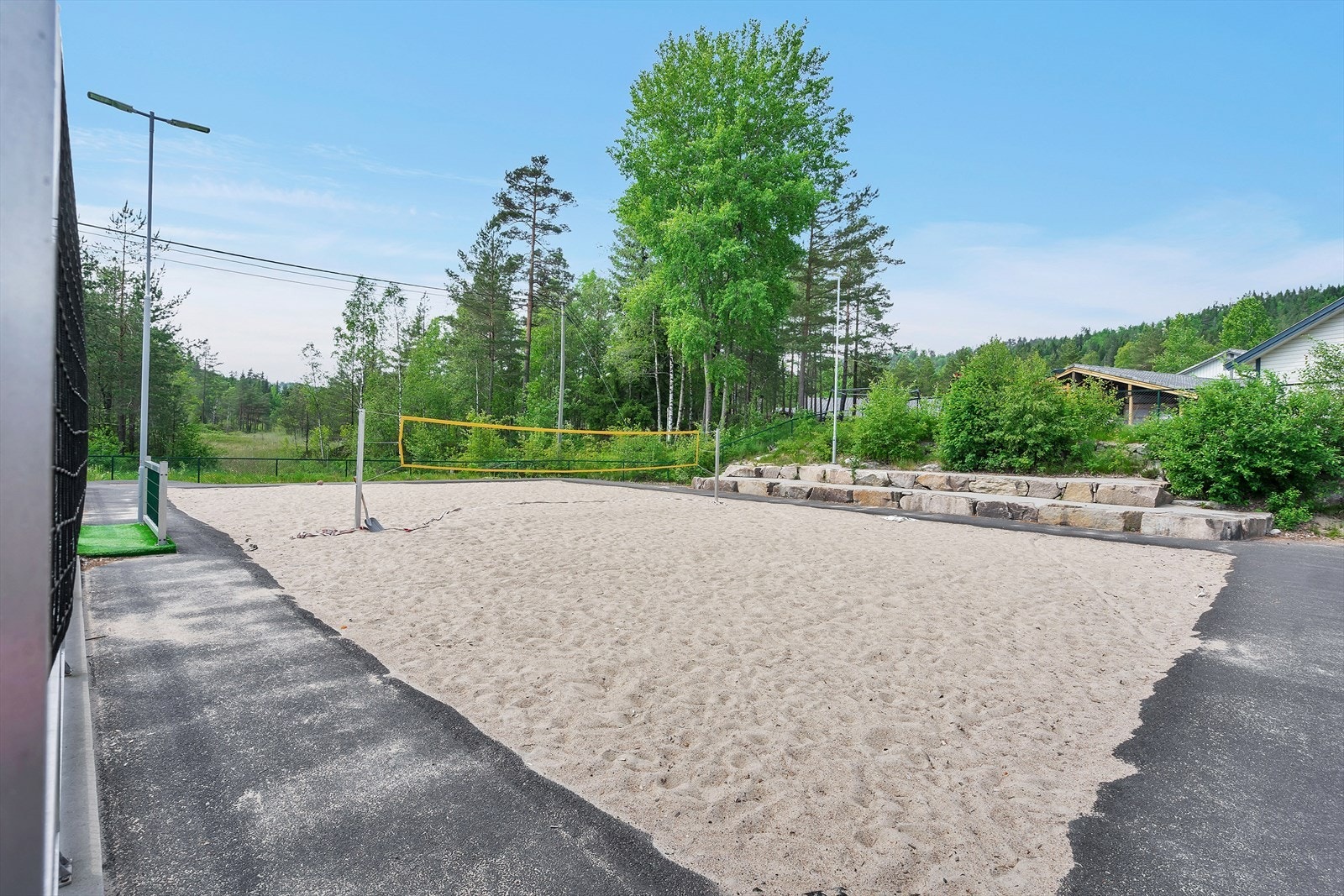 Volleyballbane ved barnehagen. Galleribilde