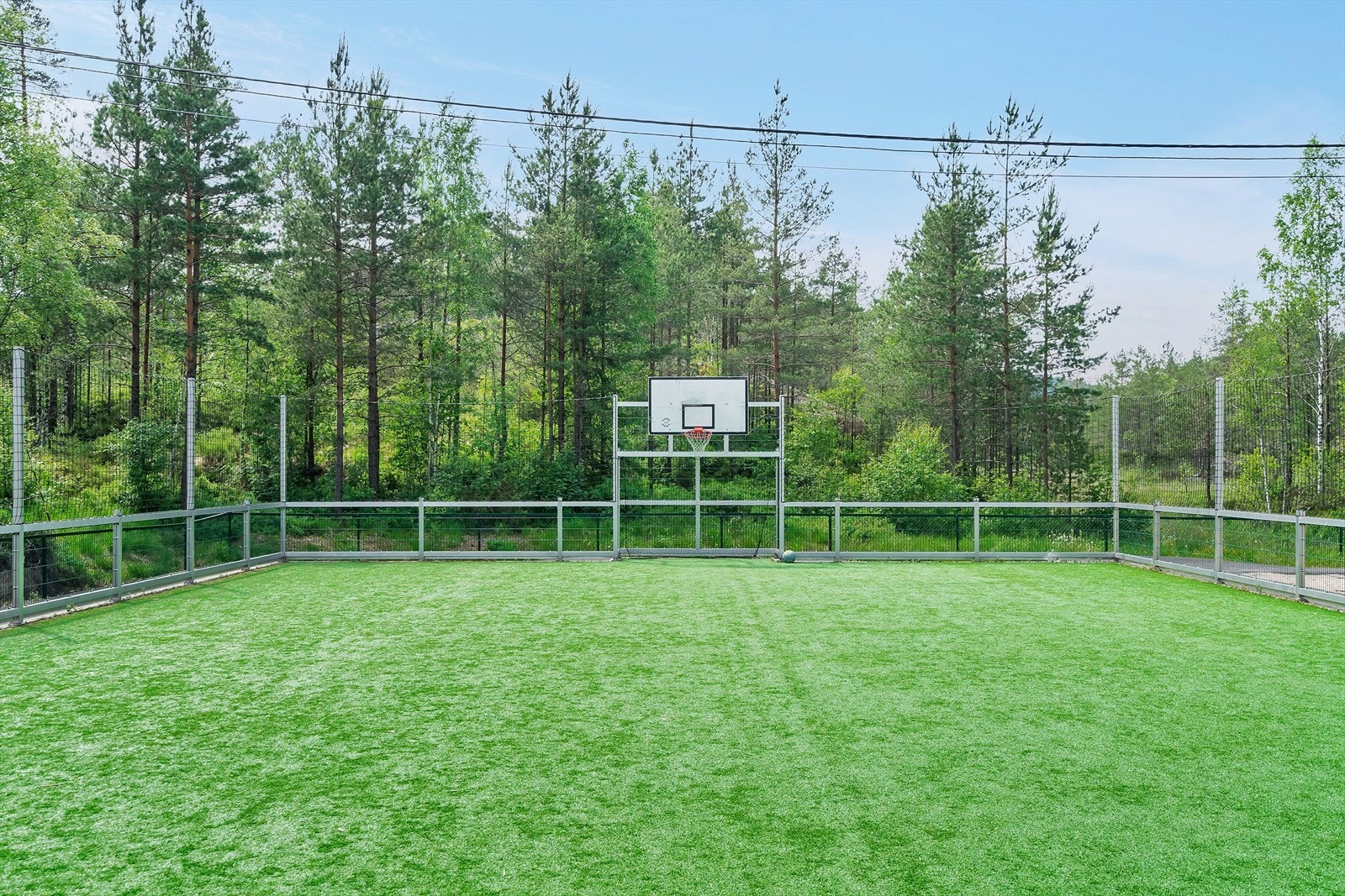 Balløkke ved barnehagen. Galleribilde