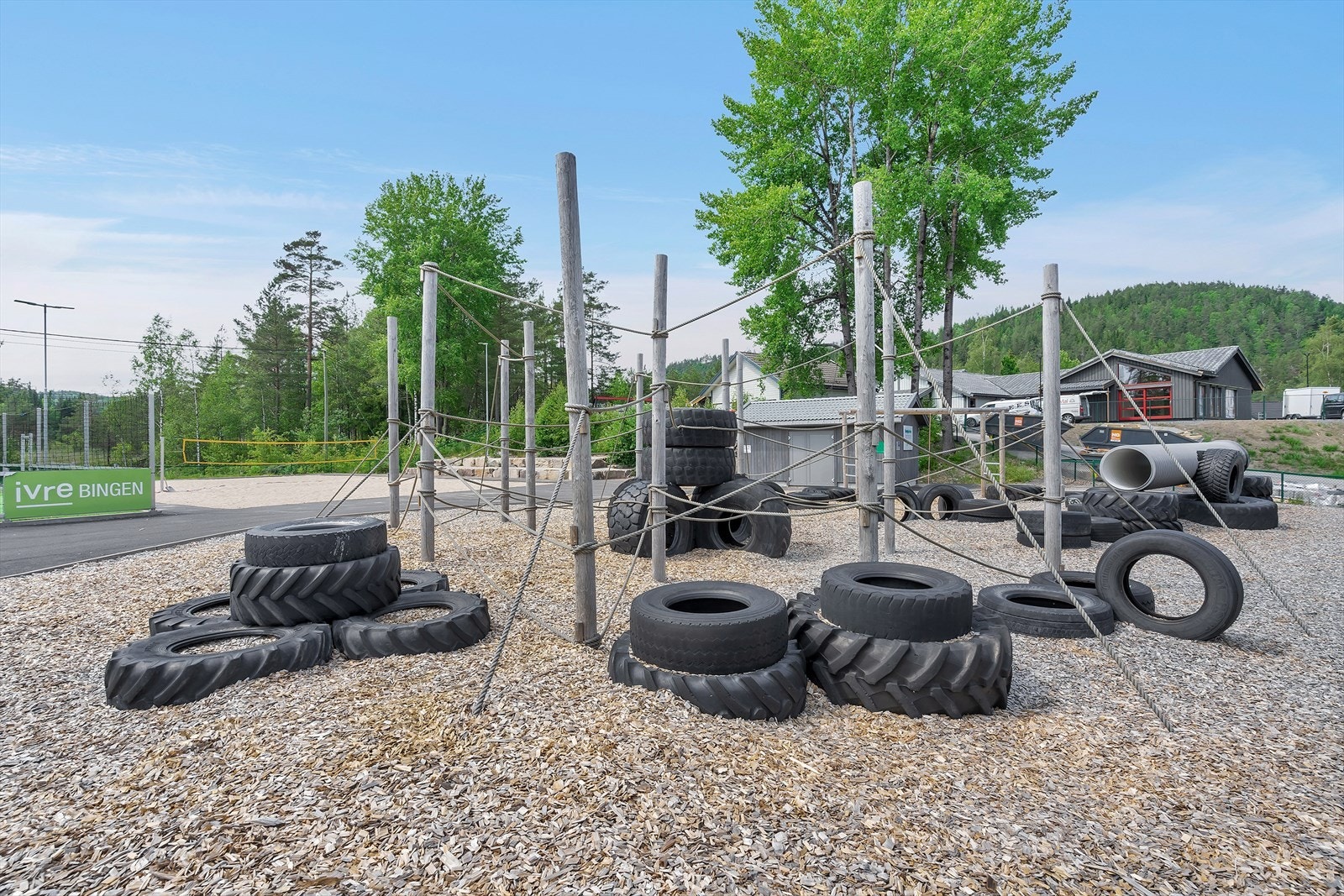 Lekeplassen i tilknytning til barnehagen. Galleribilde