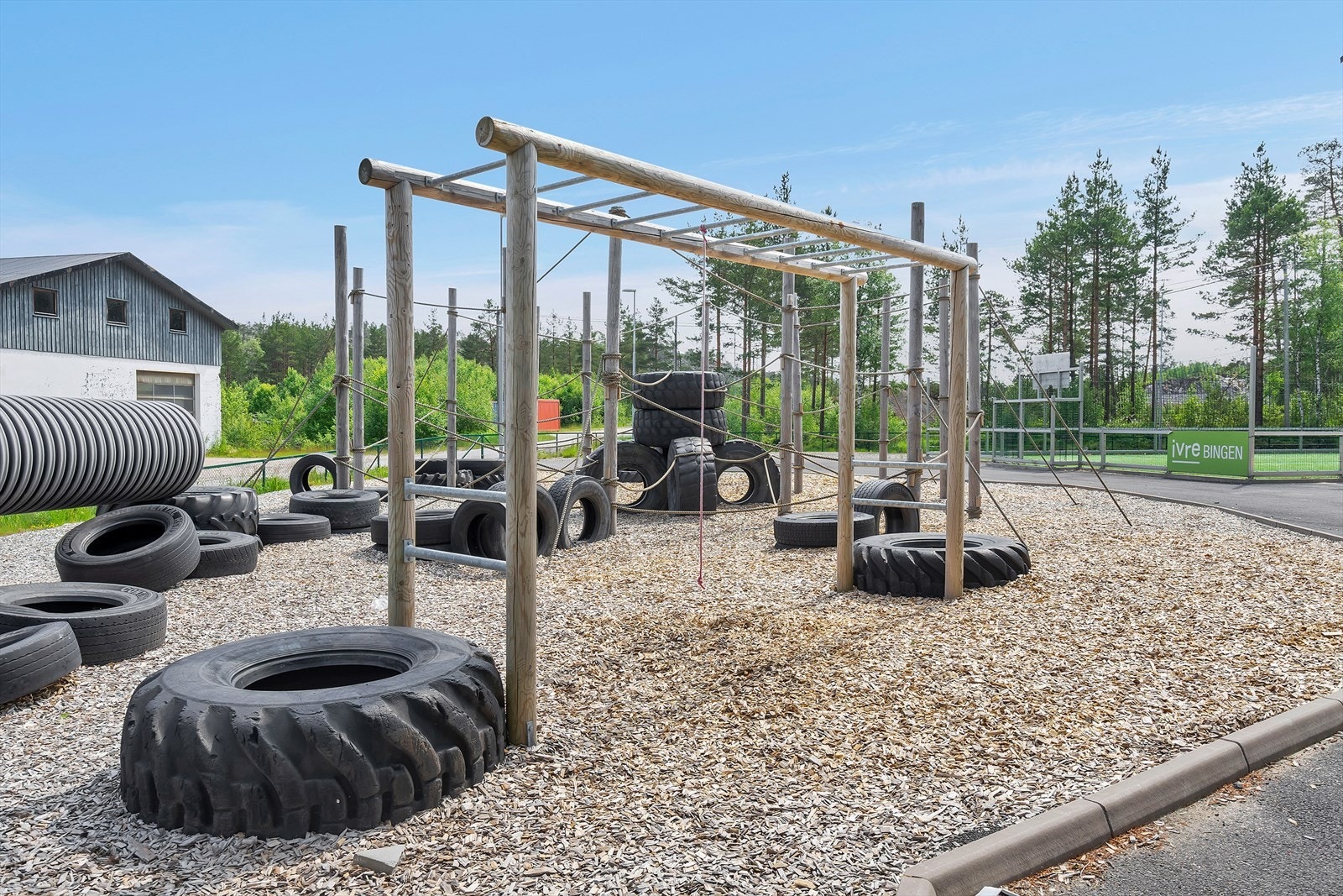 Lekeplassen i tilknytning til barnehagen. Galleribilde
