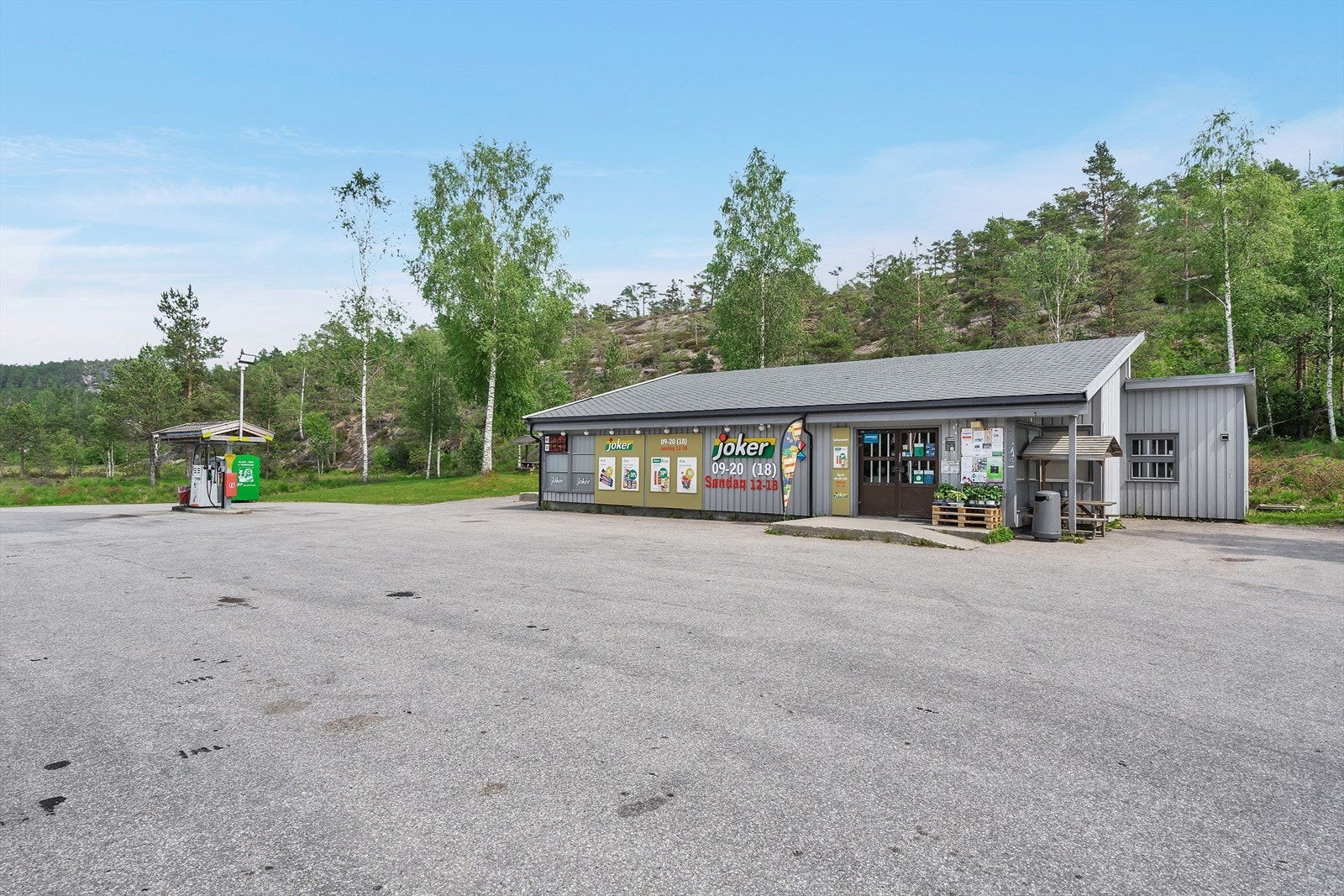 Nærbutikk med bensinpumpe kun få minutters gange fra boligfeltet. Galleribilde