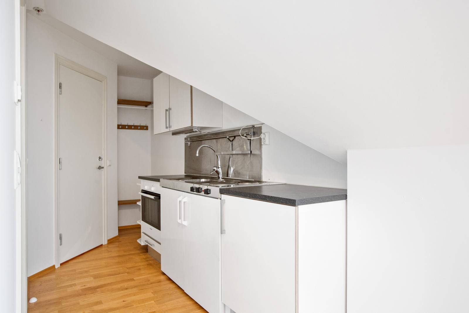 Innhuk ved entrè til sko- og yttertøy. Galleribilde