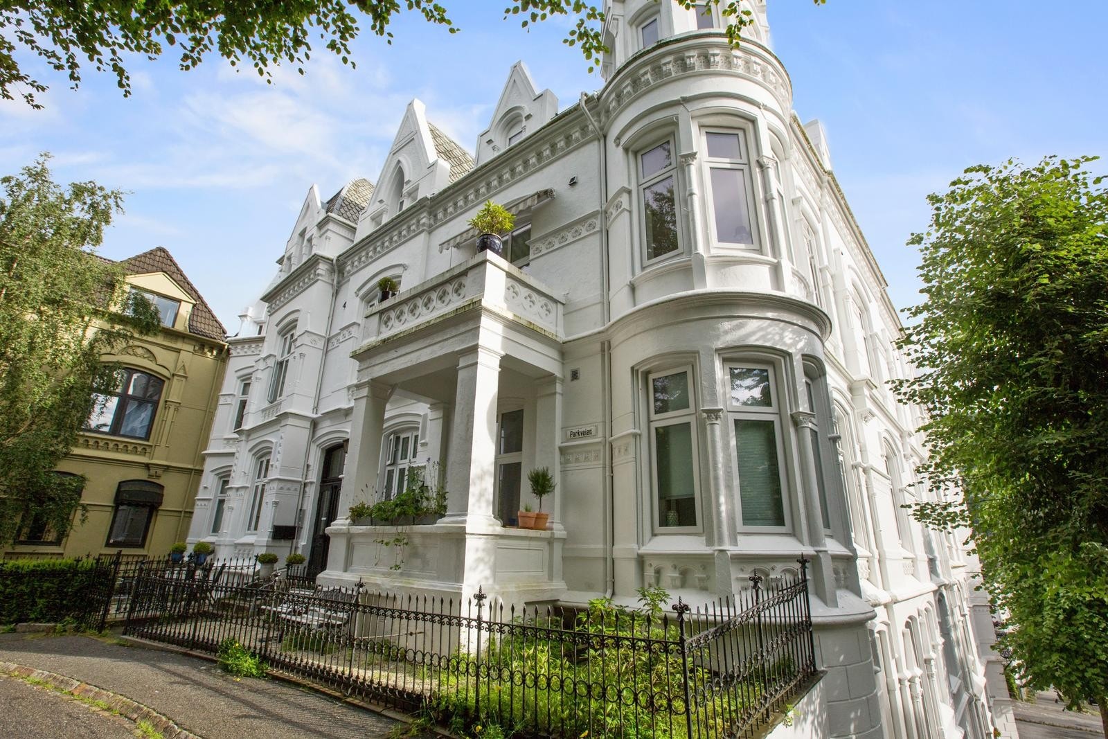 Nydelig beliggenhet i Parkeveien i frode omgivelser. Galleribilde