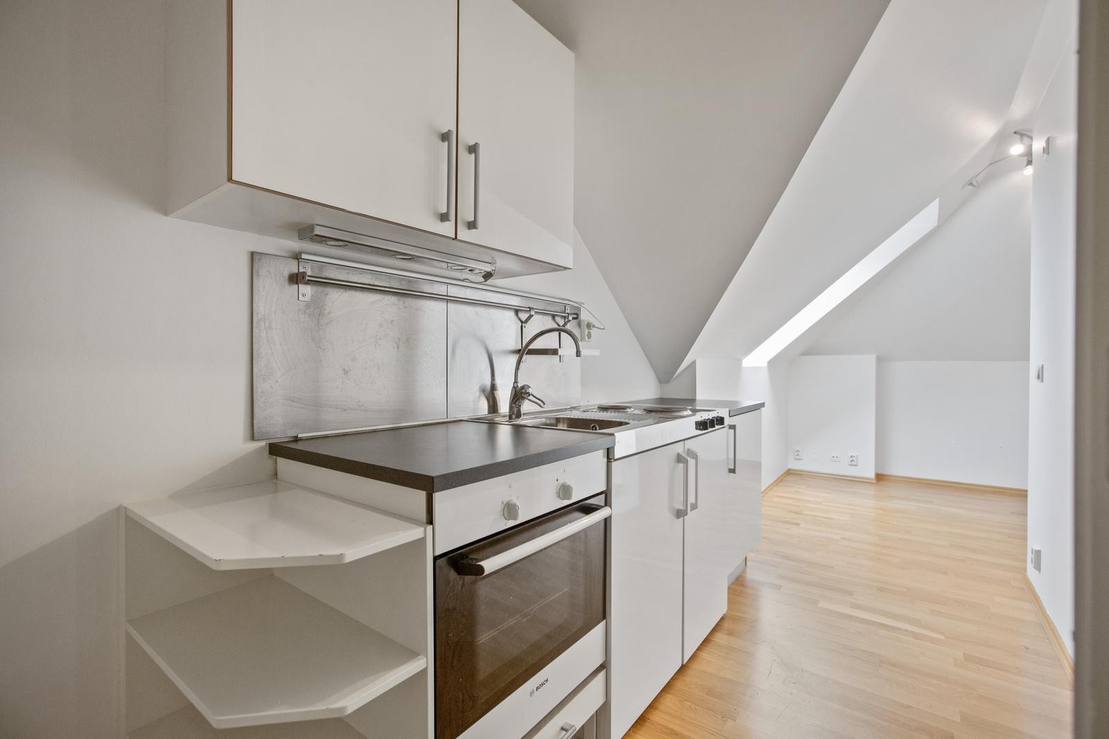 Kjøkkenet er praktisk plassert i forlengelse av gang. Galleribilde