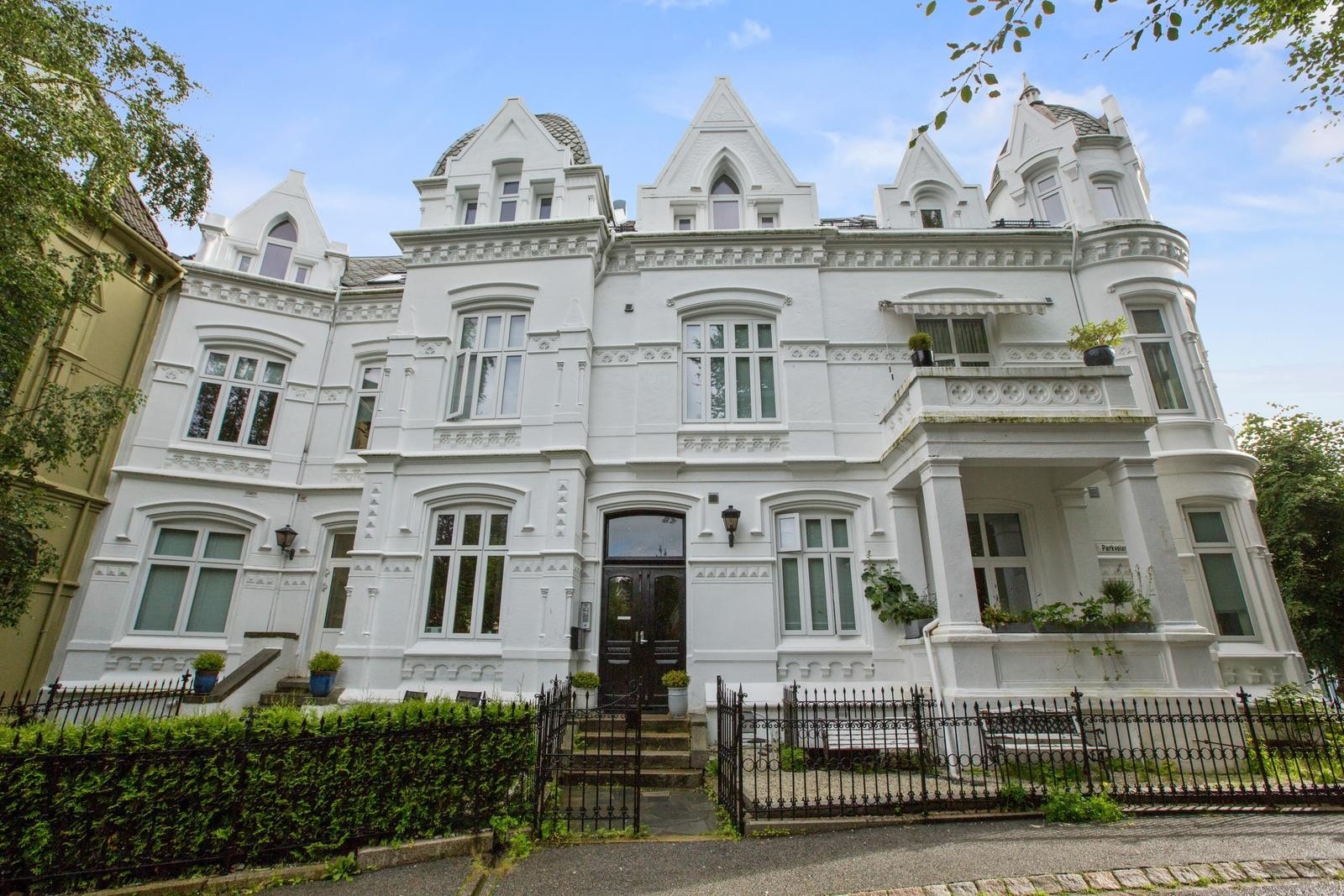 Praktisk og sentral hybel til leie! Flott fasade Galleribilde