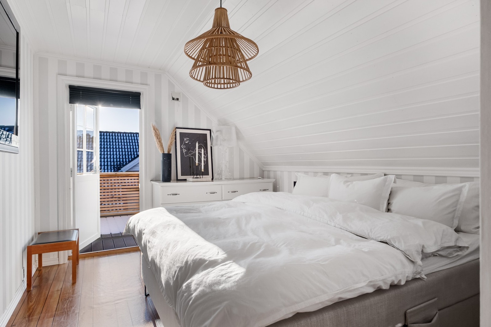 Romslig hovedsoverom med tilknytning til walk-in closet. Galleribilde