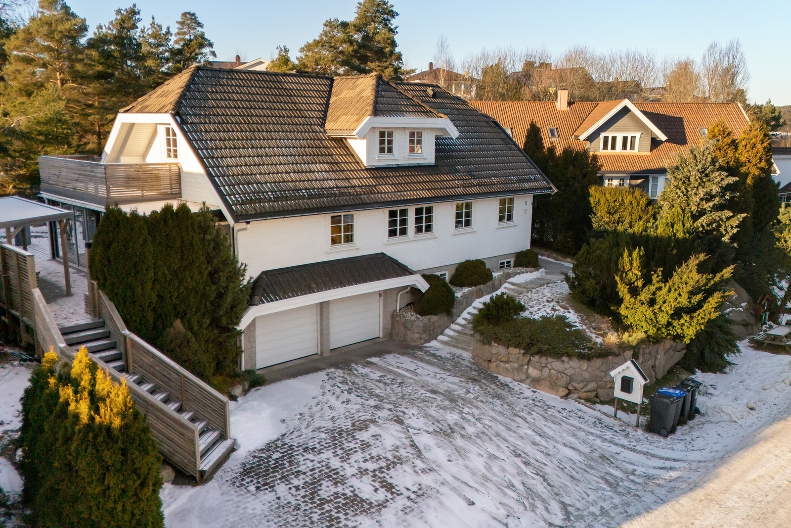 Fra dobbelgarasjen har man direkte adkomst til boligen. Galleribilde