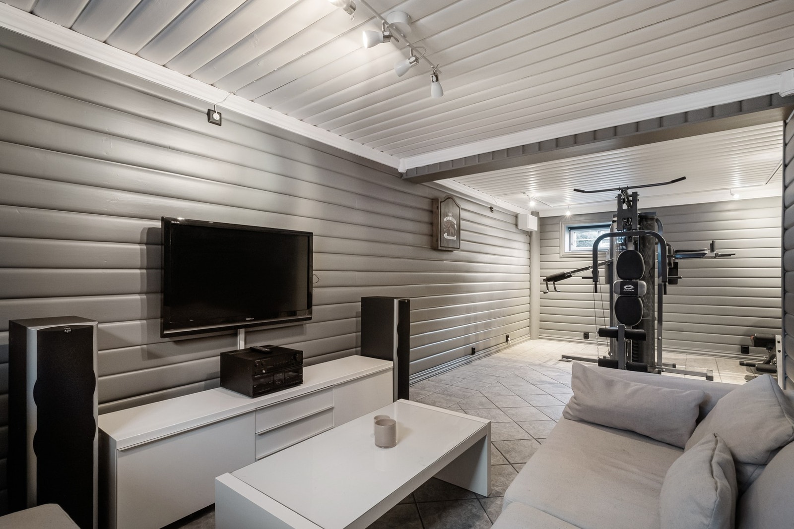 Underetasjen benyttes i dag blant annet som TV-stue og treningsrom. Galleribilde