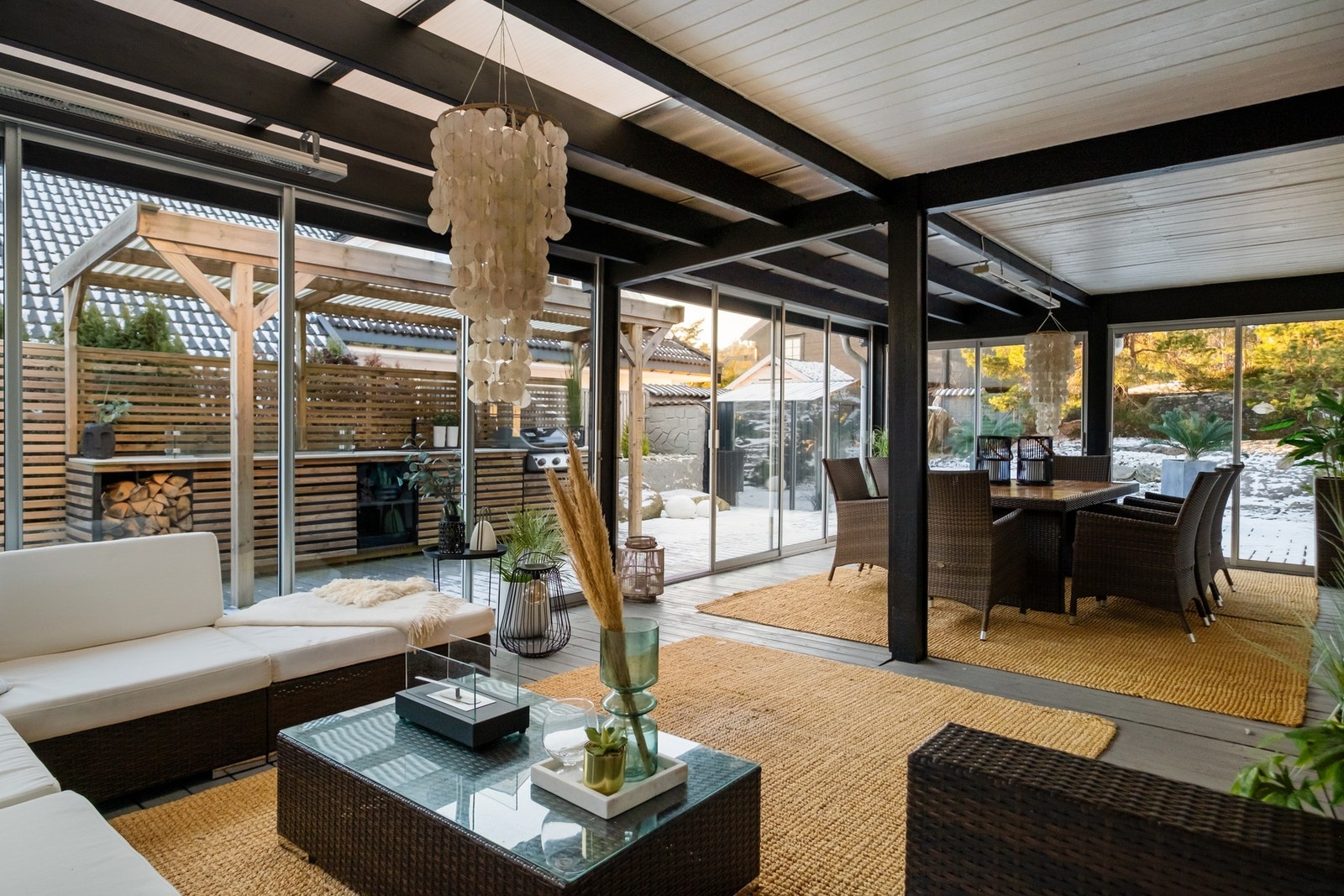 Stor vinterhage med både spisegruppe og lounge, behagelig takvarme over begge avdelingene samt integrerte høyttalere. Galleribilde
