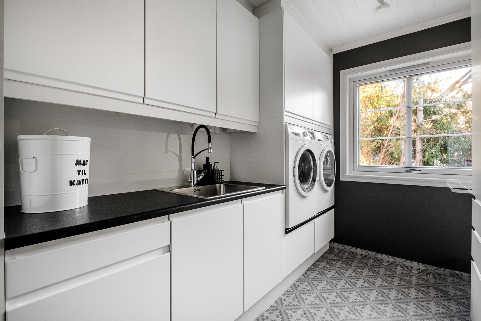 I 1. etasje finner du et praktisk vaskerom med opplegg til vaskemaskin og tørketrommel, i tillegg til at det er svært god oppbevaringsplass. Galleribilde