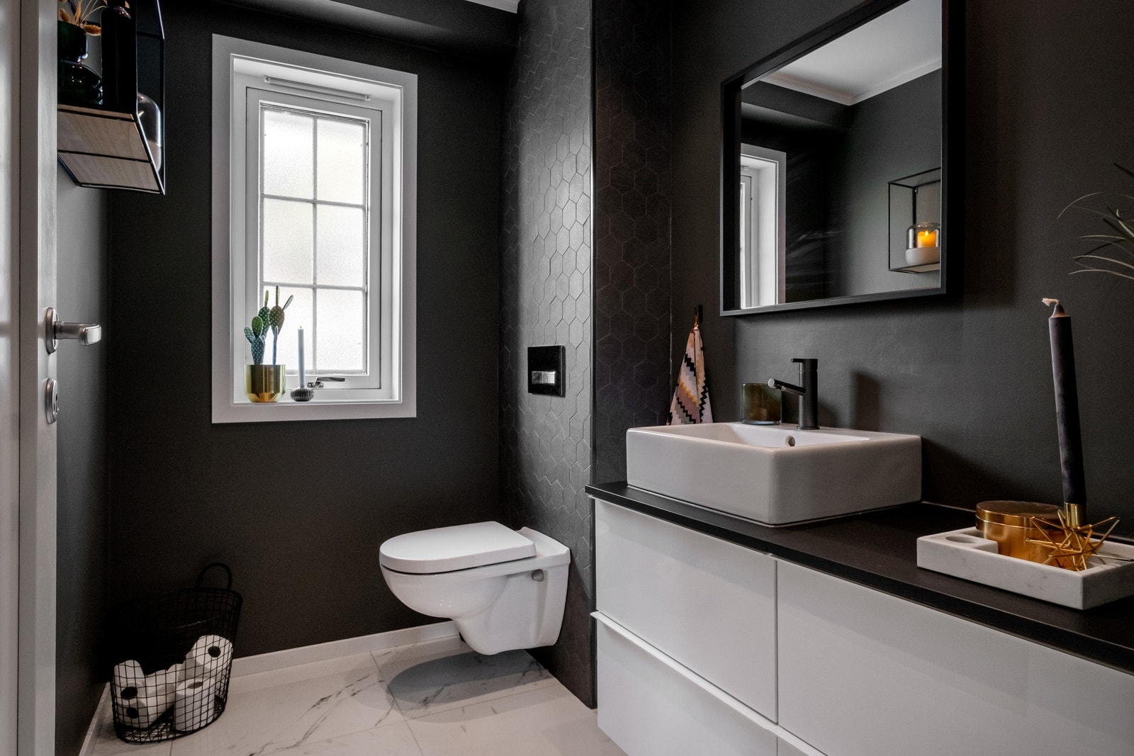 Lekkert toalettrom i 1. etasje. Galleribilde