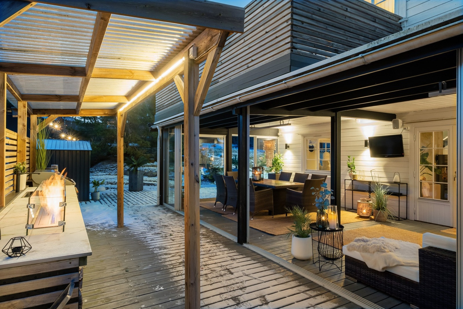 Glassdørene i vinterhagen kan enkelt åpnes eller lukkes etter behov. Galleribilde