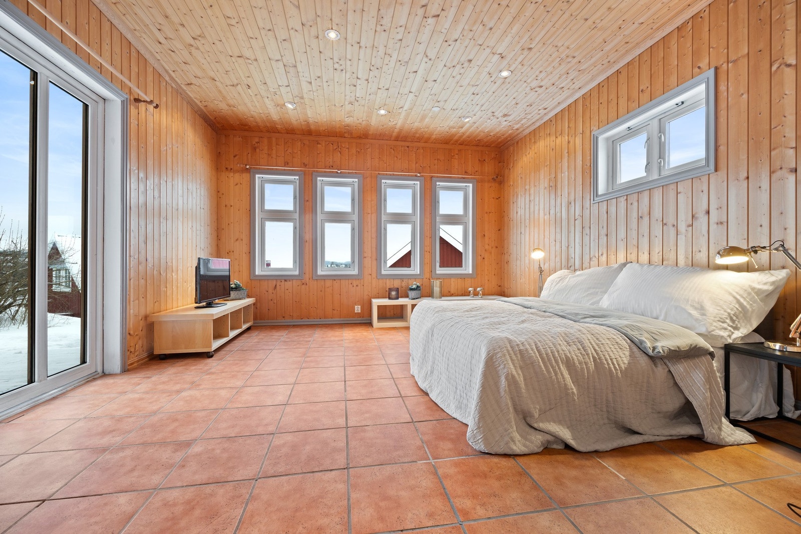 Stue (i dag innredet som soverom) med god plass til sofagruppe. Galleribilde